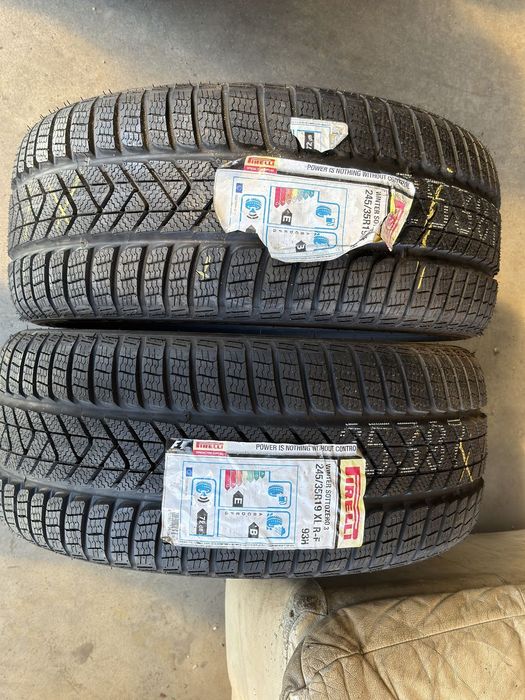 Vând 2 anvelope 245/35/19 Pirelli de iarnă noi cu runflat