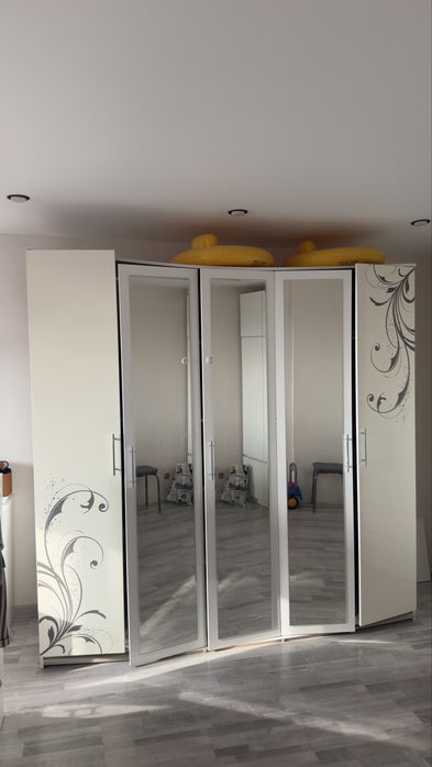Продам шкаф, 2- тумбы и камод