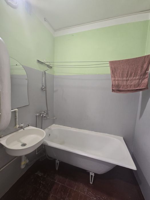 Zudlik bilan frunze massifda 2xonali skvaznoy  6metr veranda sotiladi