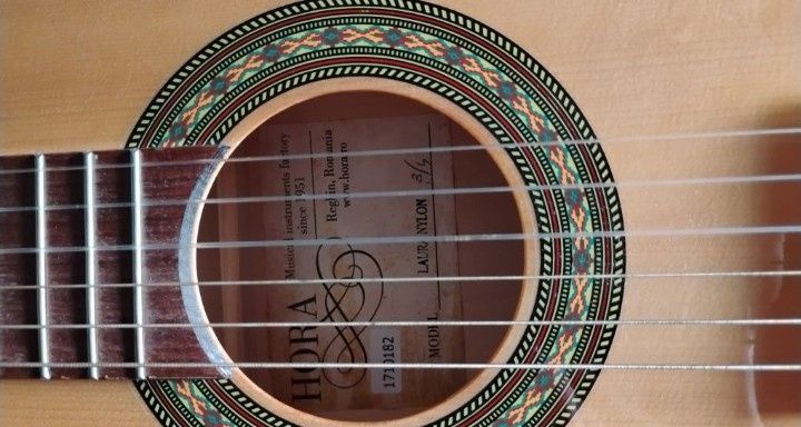 Chitara Originala Hora Reghin cu husa originala inclusa