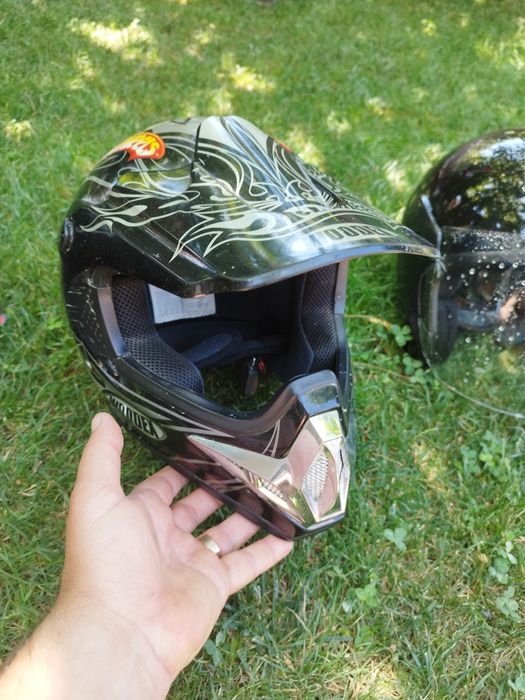Vând căști moto ( Woodex; B-Square;Caberg). Enduro sau pentru scutere