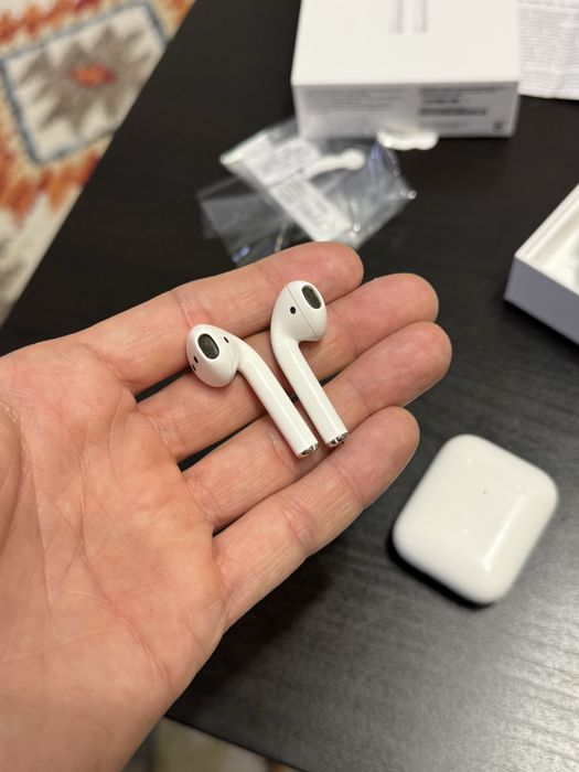 Apple AirPods 2 • Wireless Charging Case