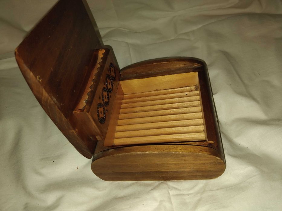 Продавам дървена табакера за цигари