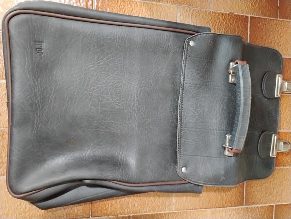 Кожена чанта.      .