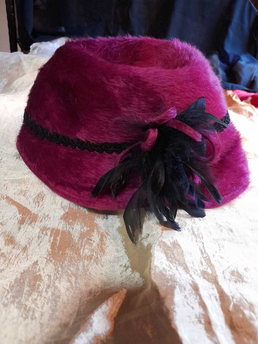 Palarie dama fetru de lana roz fuxia model retro, cu pene, eleganta
