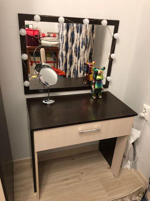 Косметический стол с зеркалом и подсветкой