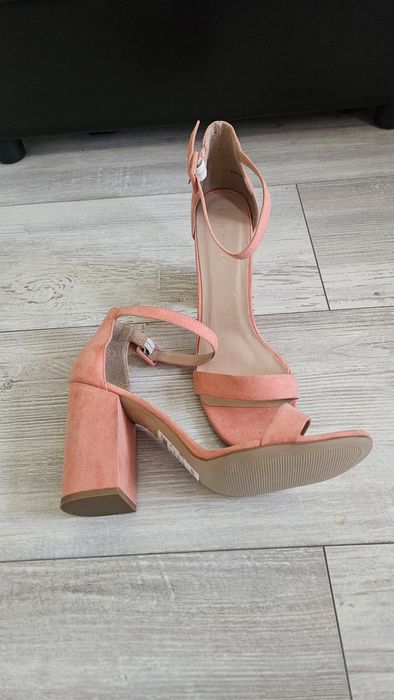 Нови сандали от велур