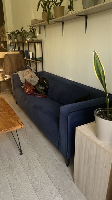 Синий диван с подушками