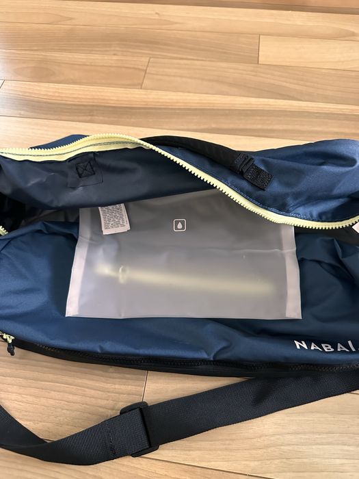 DECATHLON САК ЗА ПЛУВНА ЕКИПИРОВКА DUFFLE 27 Л, С 3 ОТДЕЛЕНИЯ, СИНЬО/ЧЕРНО