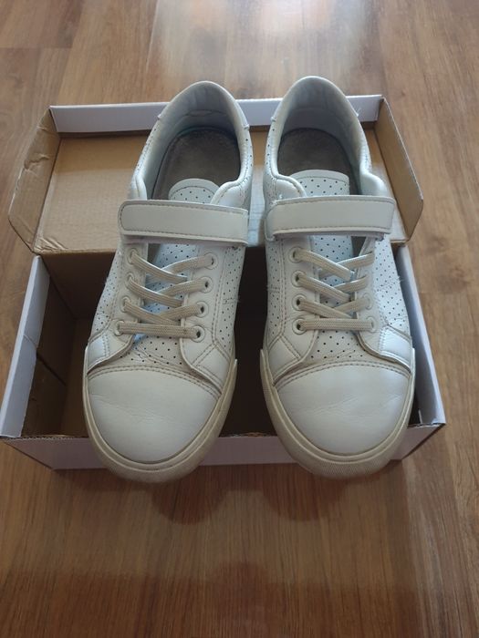 Продам    белые кроссовки  на подростка