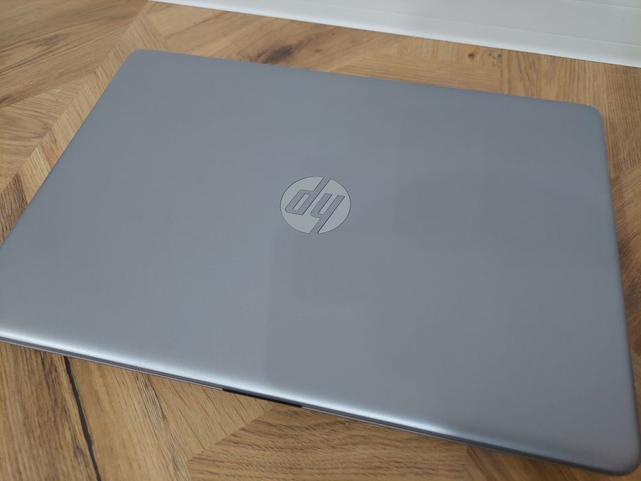 15.6" като нов лаптоп HP 250 G8 8GB RAM  256GB SSD Core i5-1135G7