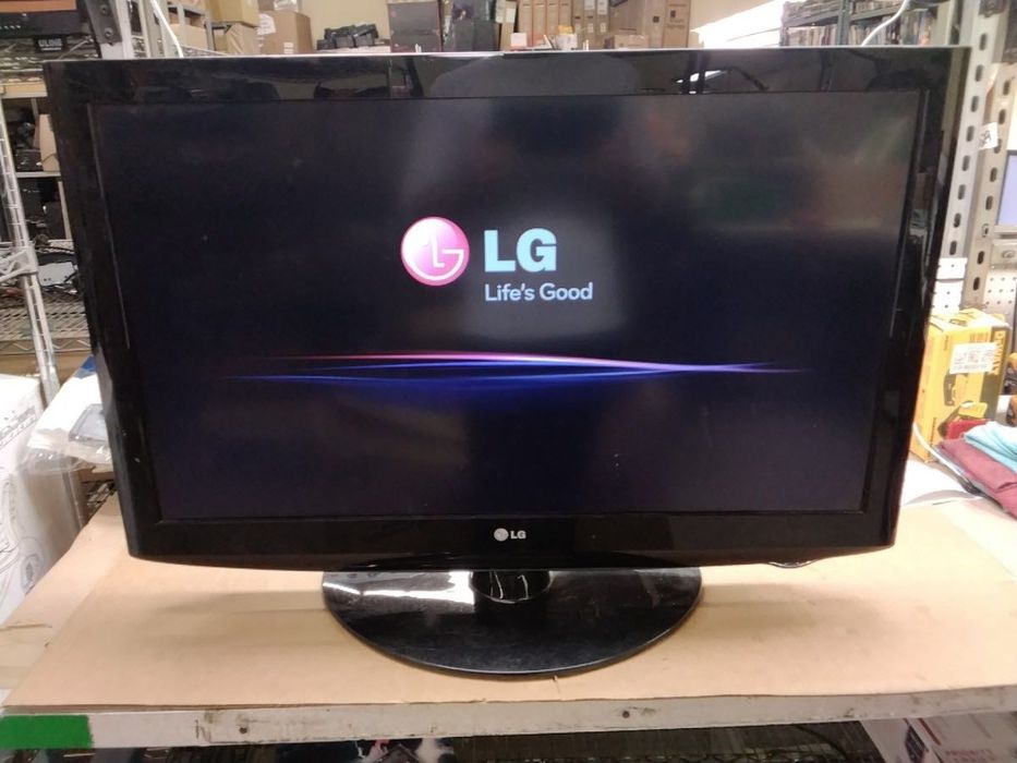 Lg tv 43 inch Lcd with ps4 pro2 controllers both in fine condition
