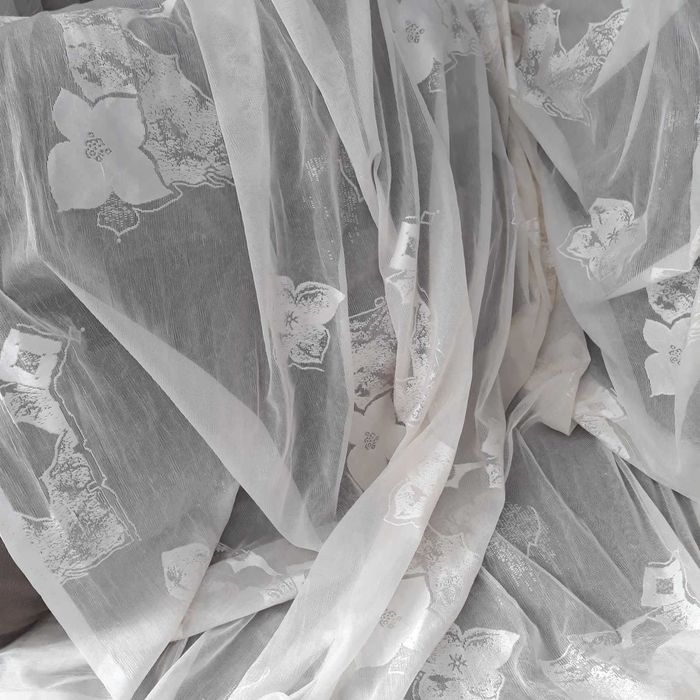 Перде с копринена нишка