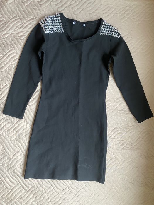 Черна рокля с капси