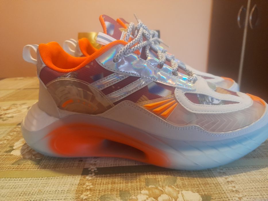 De vanzare adidasi sunt universali nr 42