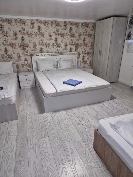 Ofer cazare la casa cu curte