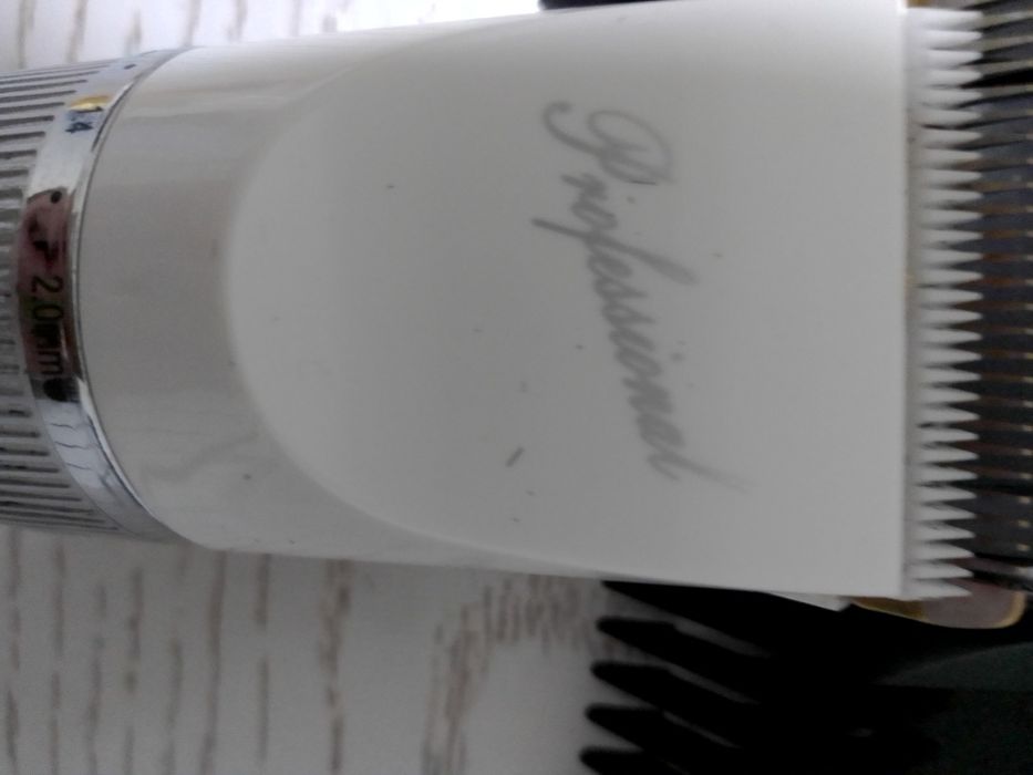 Профессиональная машинка для стрижки волос с аккумулятором