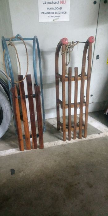 Sănii și lopeți pentru zăpadă.