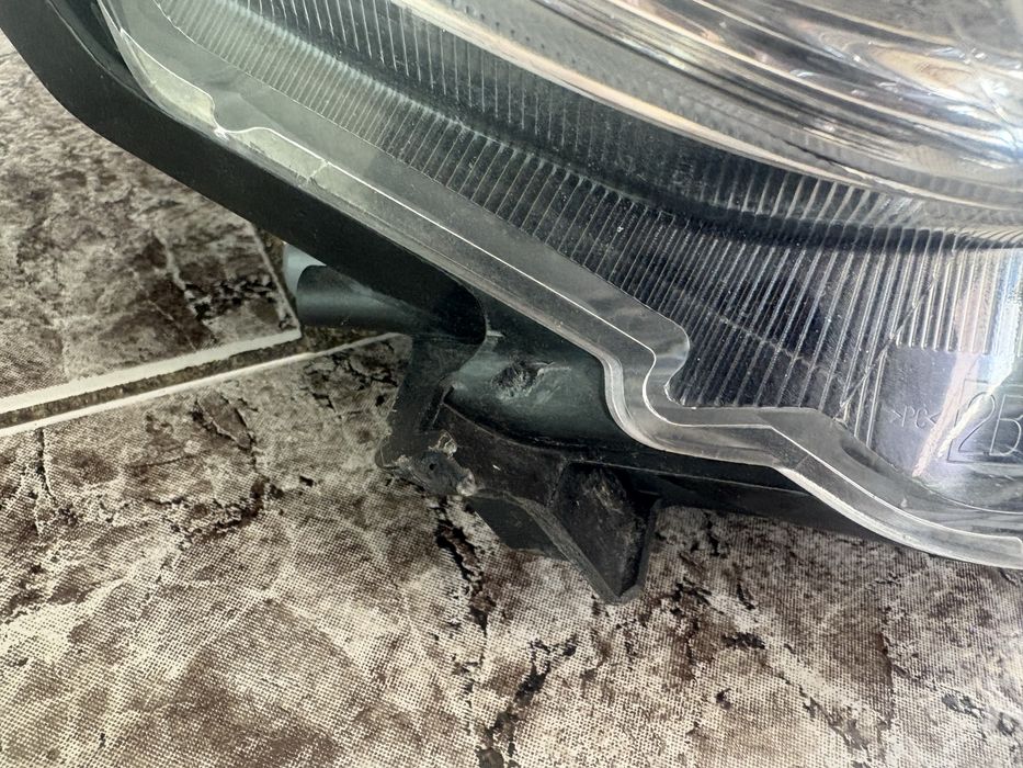 Десен фар за Тойота Версо / Toyota Verso S 2012