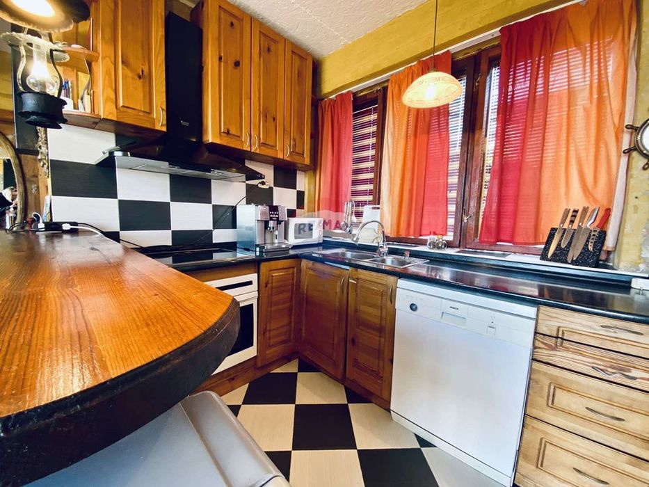 Бизнес имот - къща в артистичен стил, гр.Балчик