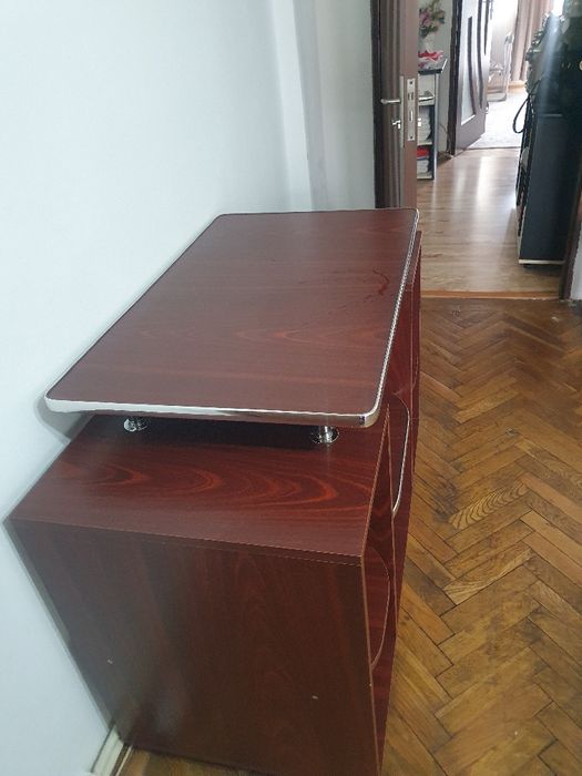 Birou, comoda de TV si masuta de cafea