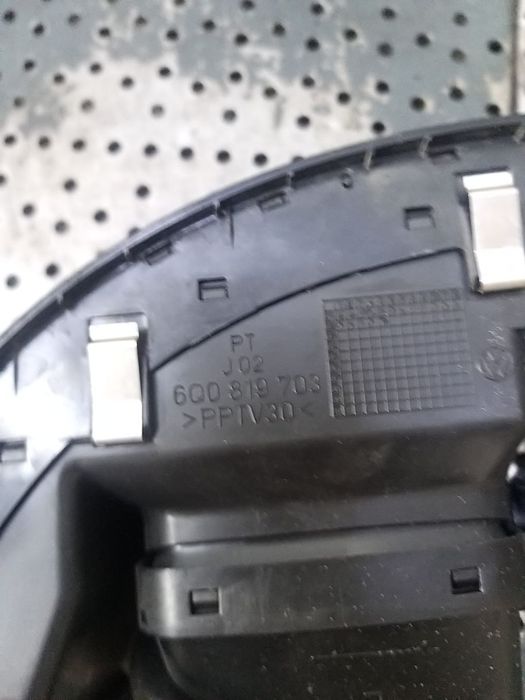 Grila ventilatie bord stanga vw polo 9n 6q0819703