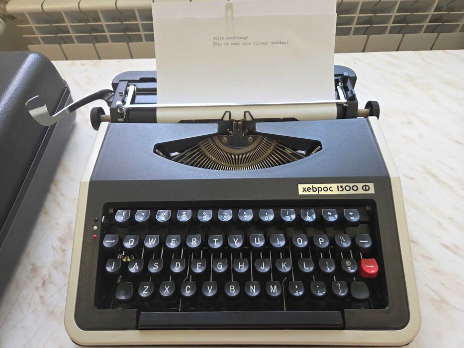 Механична преносима пишеща машина Хеброс 1300 Ф. Клавиатура Qwerty