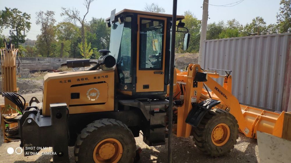 Погрузчик и экскаватор