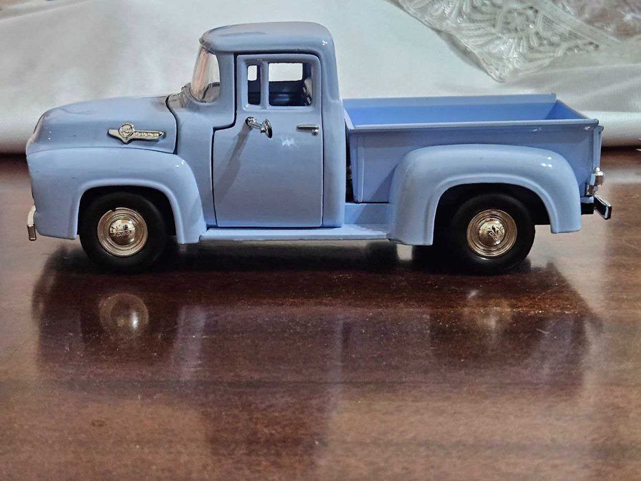 Коллекционная модель FORD PICKUP. Масштаб 1:24