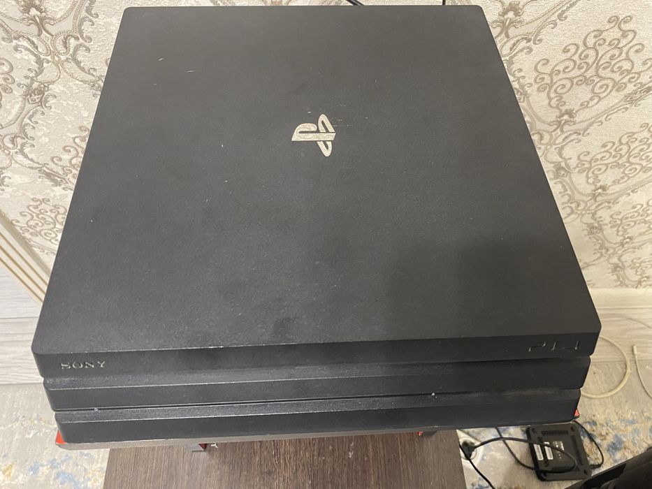 продам PS4 pro , почти что в идеале
