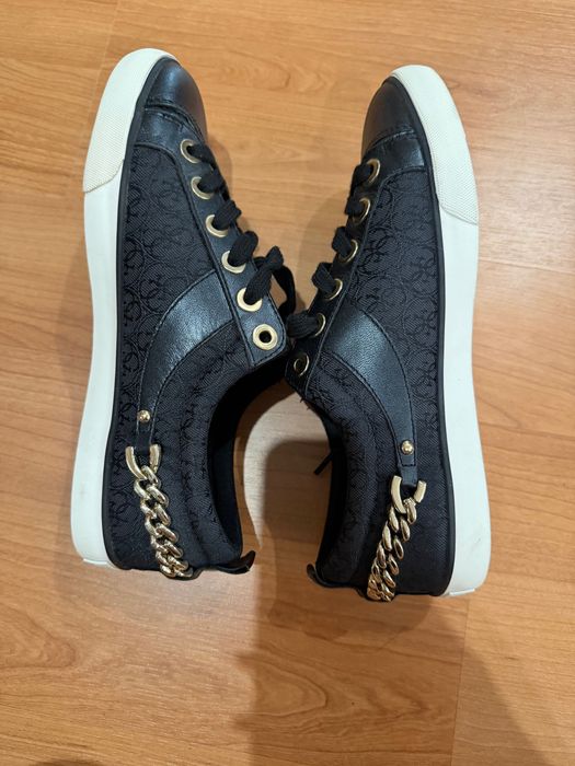 Adidasi noi Guess