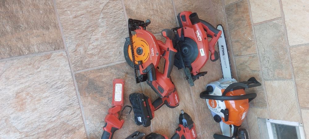 Vând scule hilti în  milwaukee