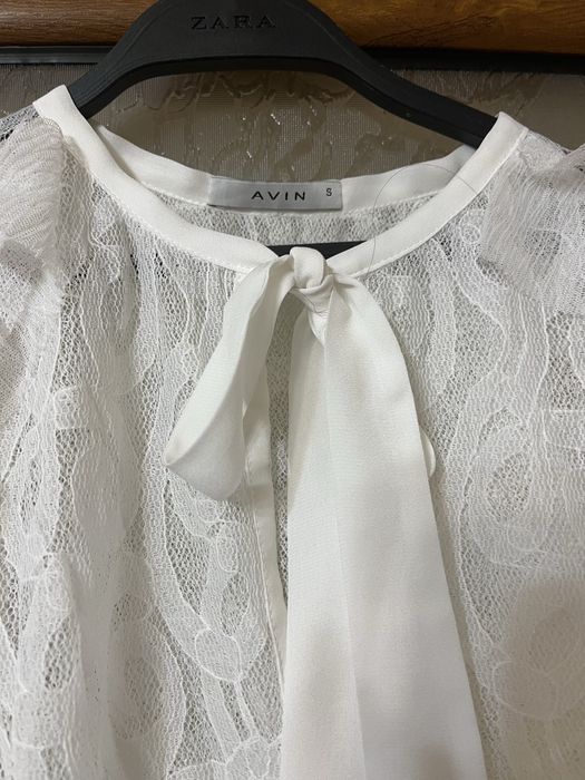 Бяло боди Avin с ефектни ръкави