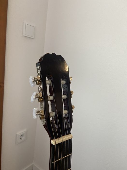 Vând chitară de lemn