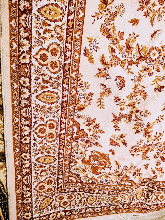 Vand doua covoare persane calitative.