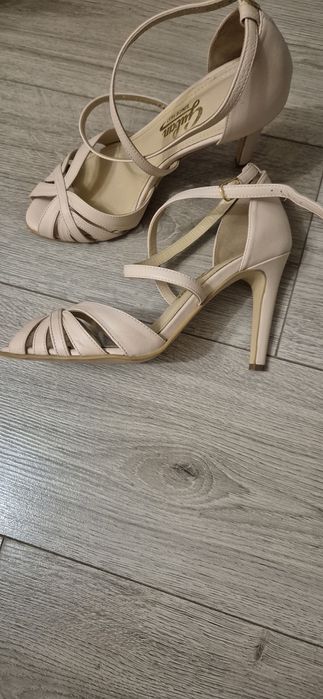 Sandale Guban marimea 37,culoare bej, toc de 10 cm, integral din piele.
