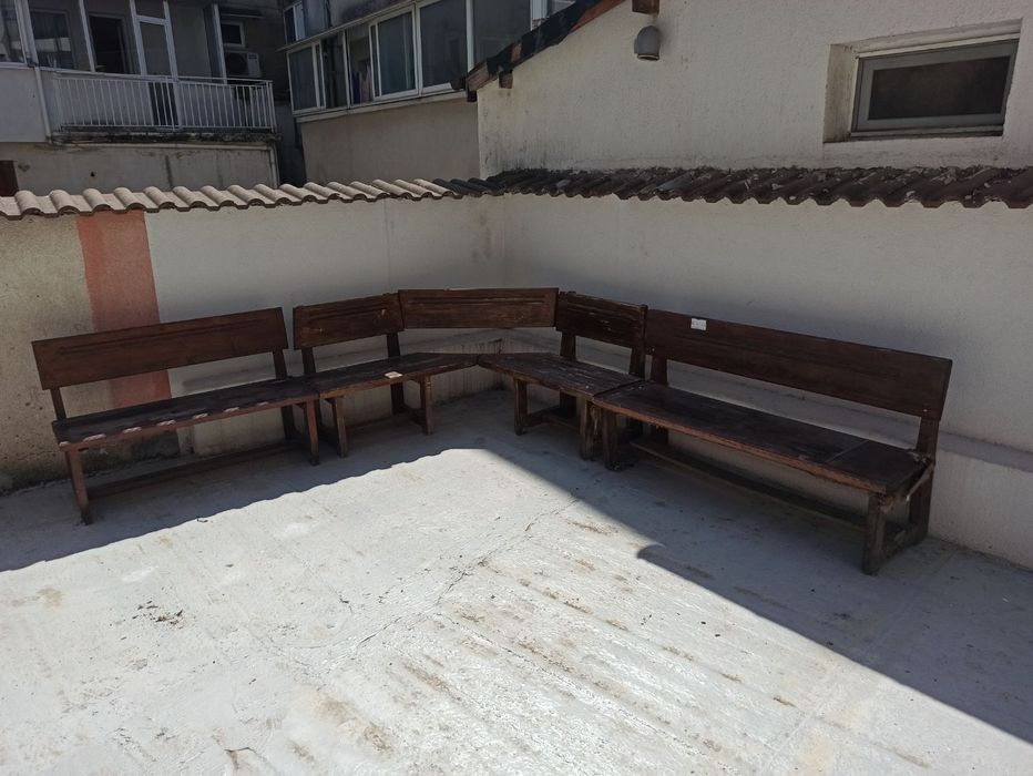 Дървени пейки и възглавници