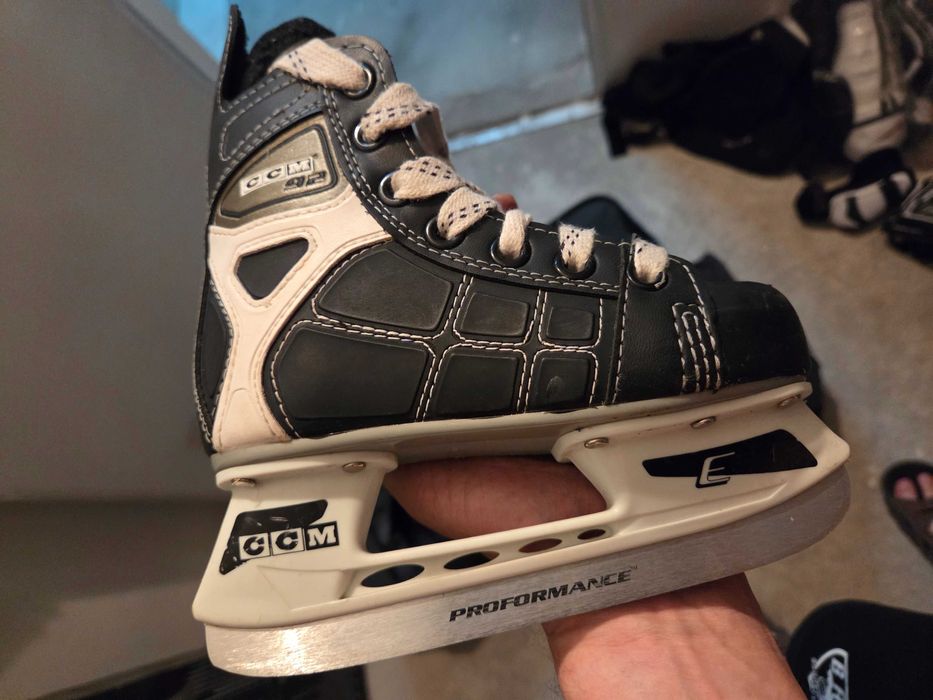 Echipament hochei copil 4-7 ani (casca patine crosa manusi protectii)