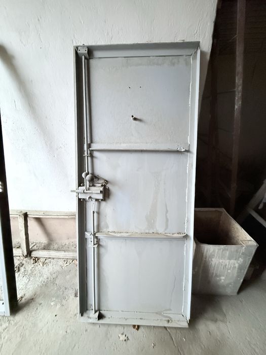 Железная дверь с самодельным замком