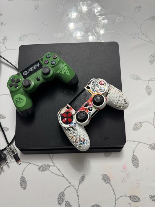 Ps4 продам срочно! 2 джостика и много игры