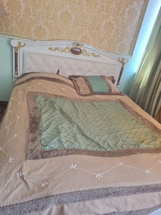 Продам спальный гарнитур белого цвета