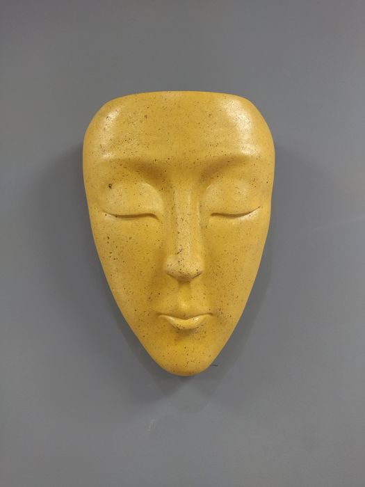 Кашпо из камня "Лицо"