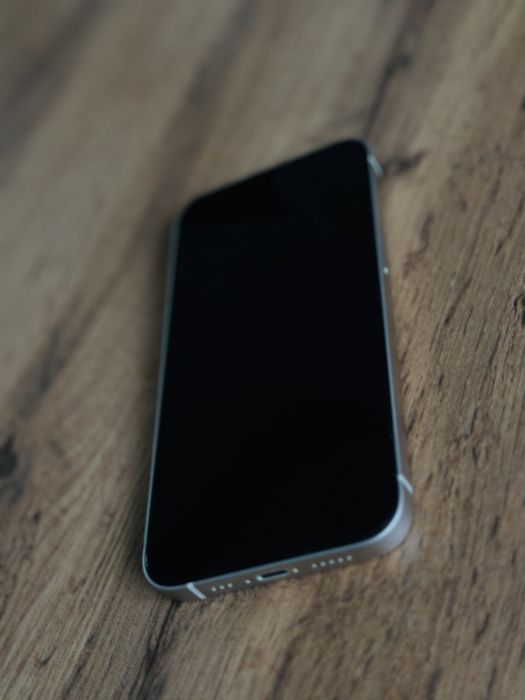 Продам Iphone 13