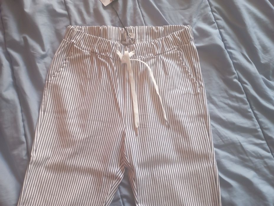 Бял панталон на сини черти