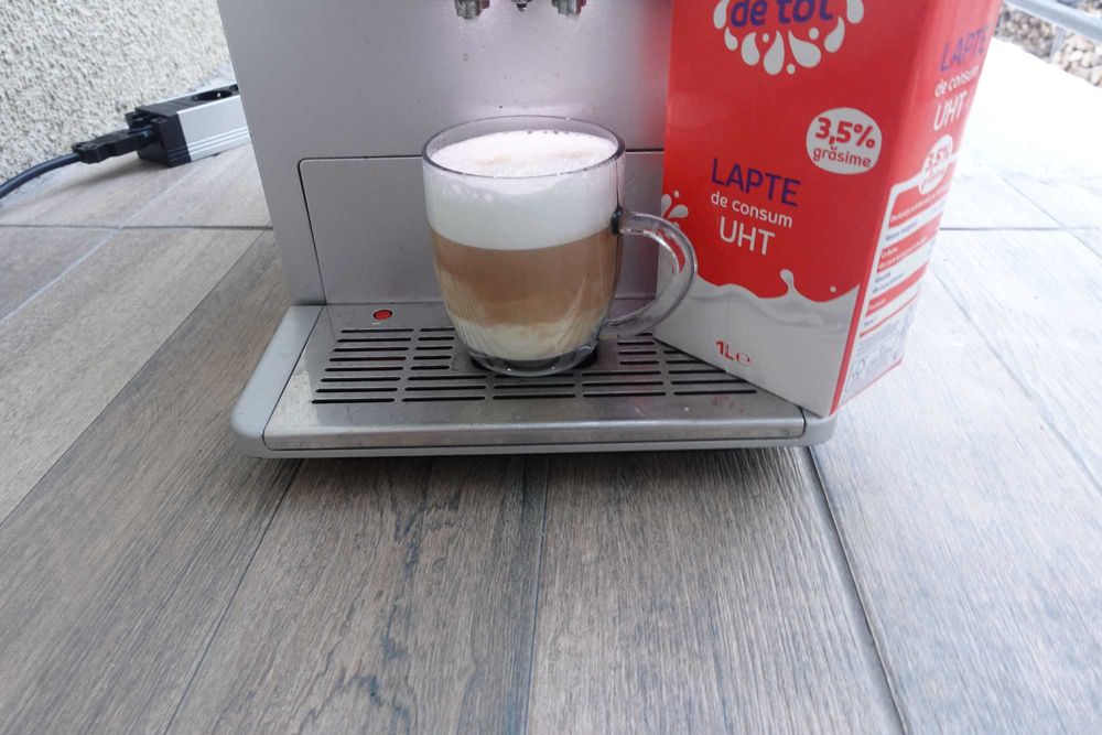 Melitta Caffeo CI cu functia cappuccino stil italian si latte macchiato