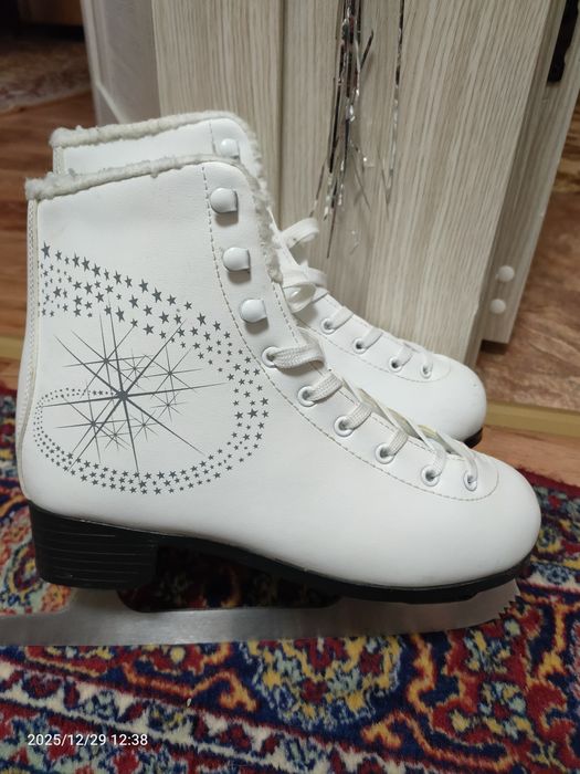 Коньки фигурные .