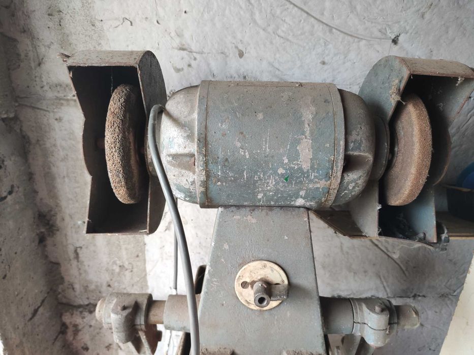 Polizor de banc pentru ascuțire,cu suport.