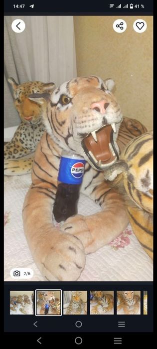 Игрушки тигры большие.