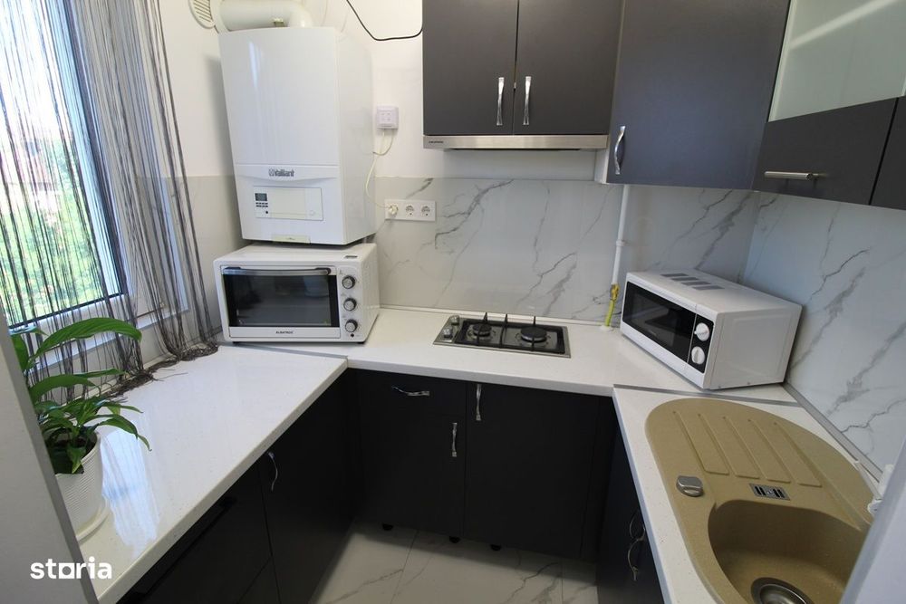 Vând apartament 3 camere în Hunedoara, zona Micro1-Teatru, etaj 4...
