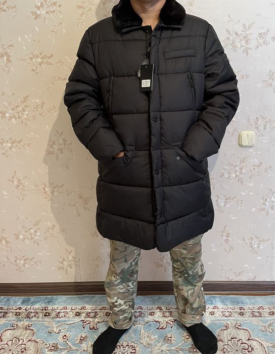 Черная мужская куртка.